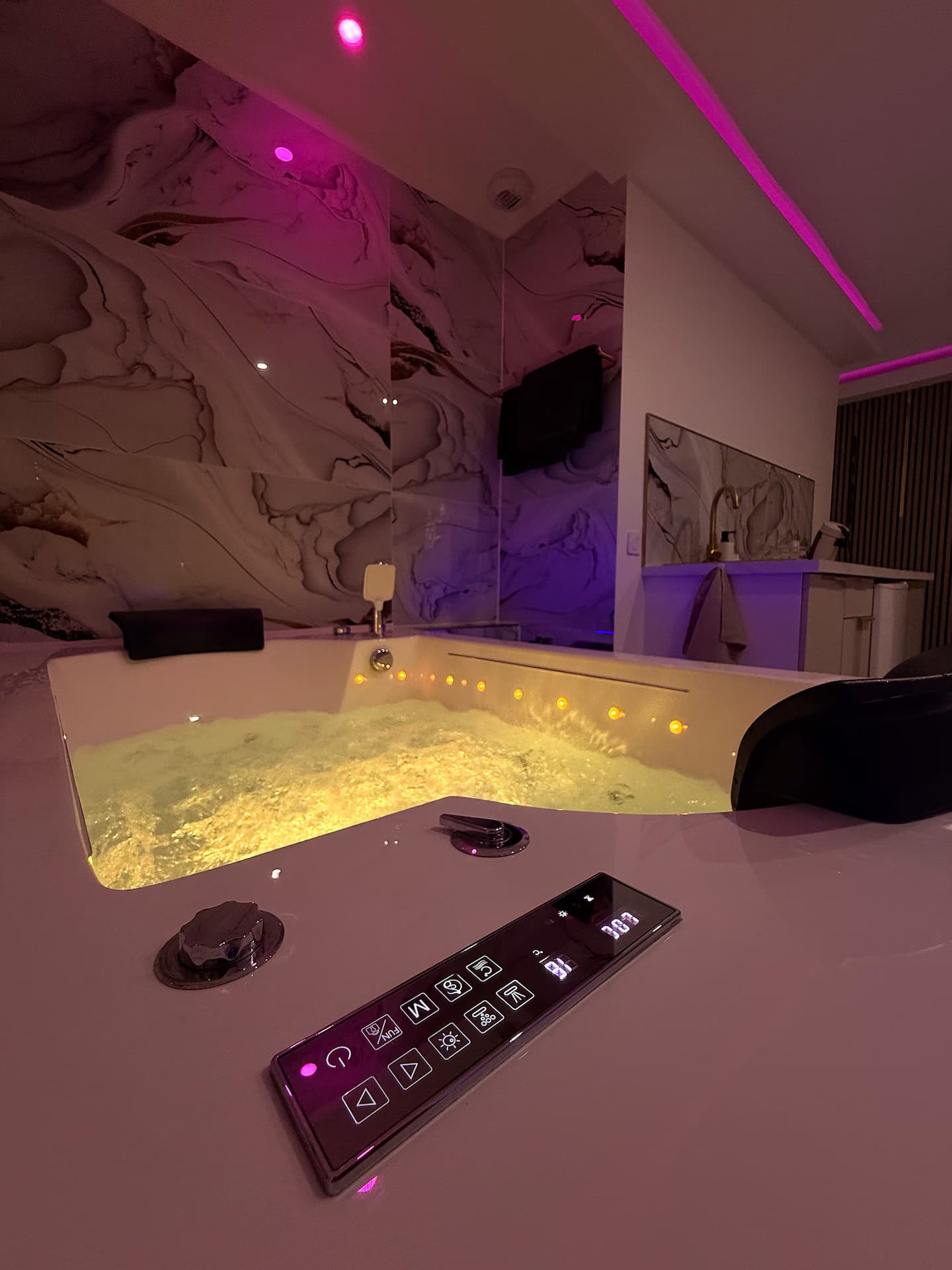 Suite Gold — Balnéo privative LED spa Essonne