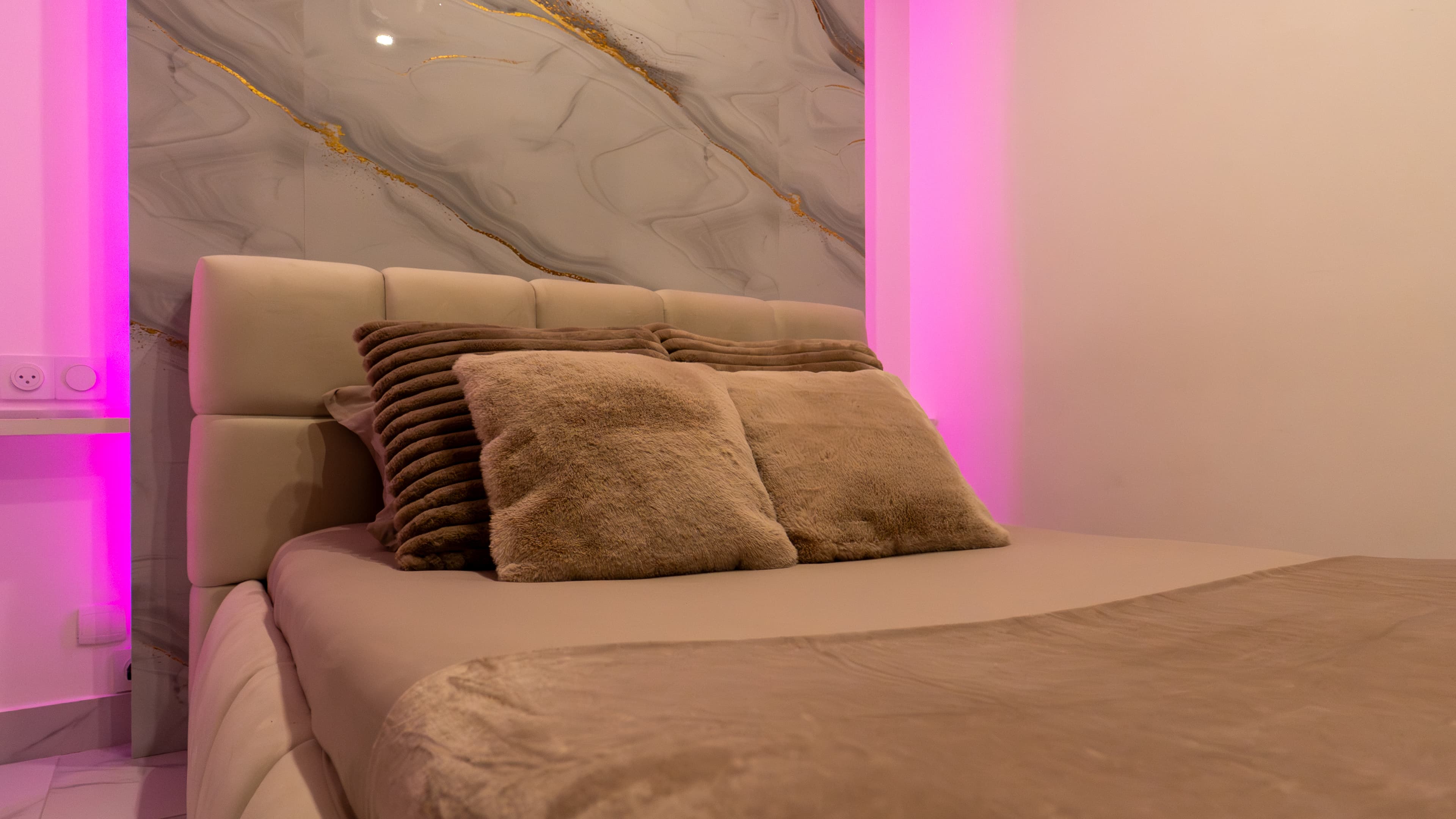 Suite Gold — Chambre lit king-size vue d'ensemble