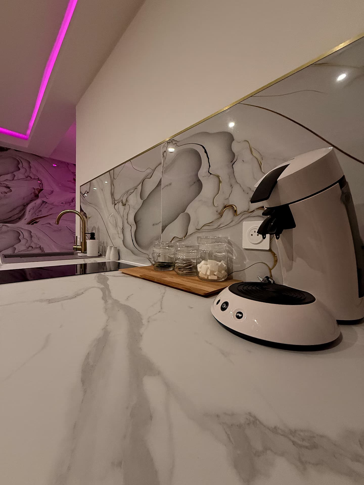 Suite Gold — Kitchenette équipée ambiance dorée