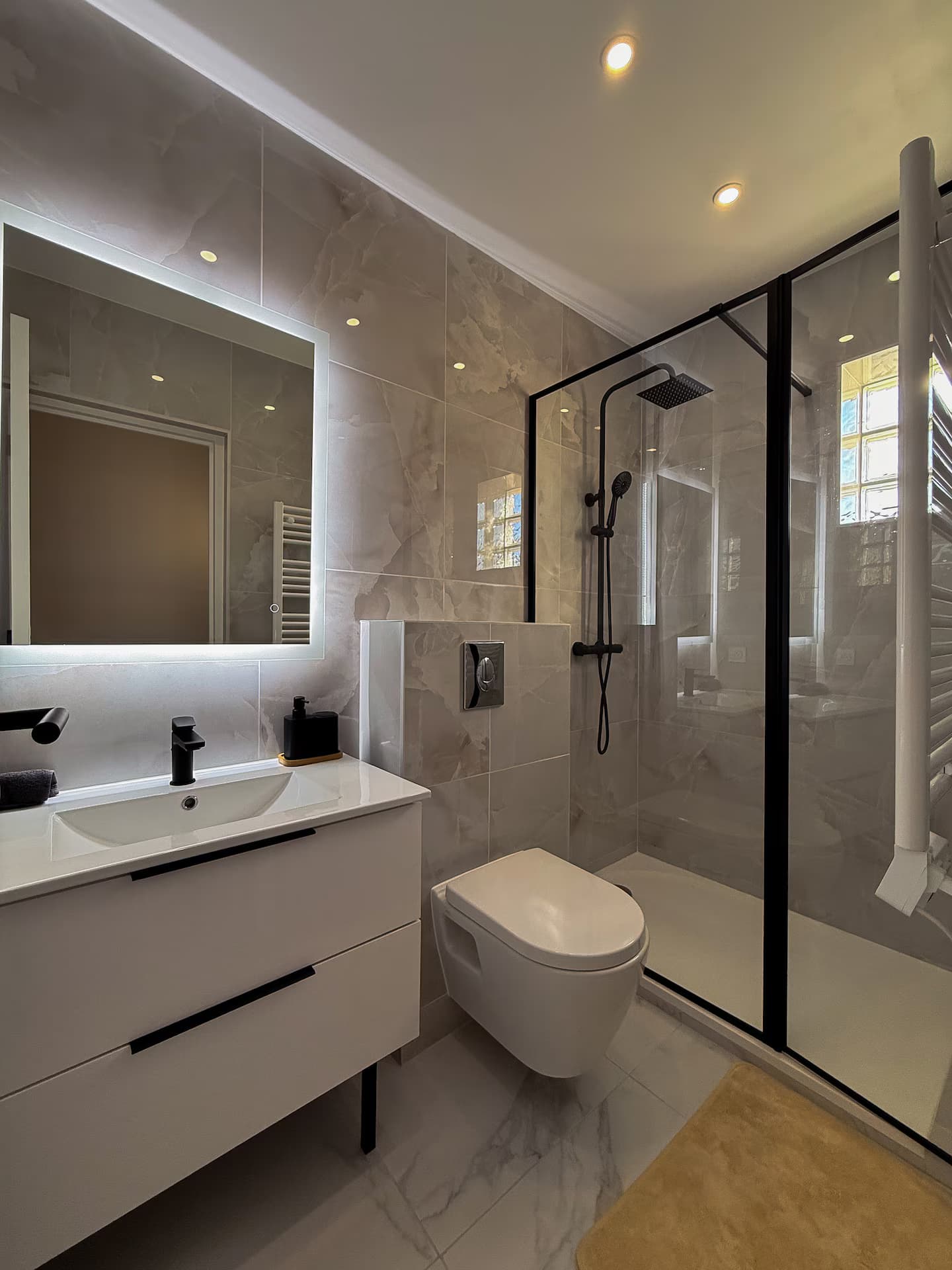 Suite Gold — Salle de bain moderne douche italienne