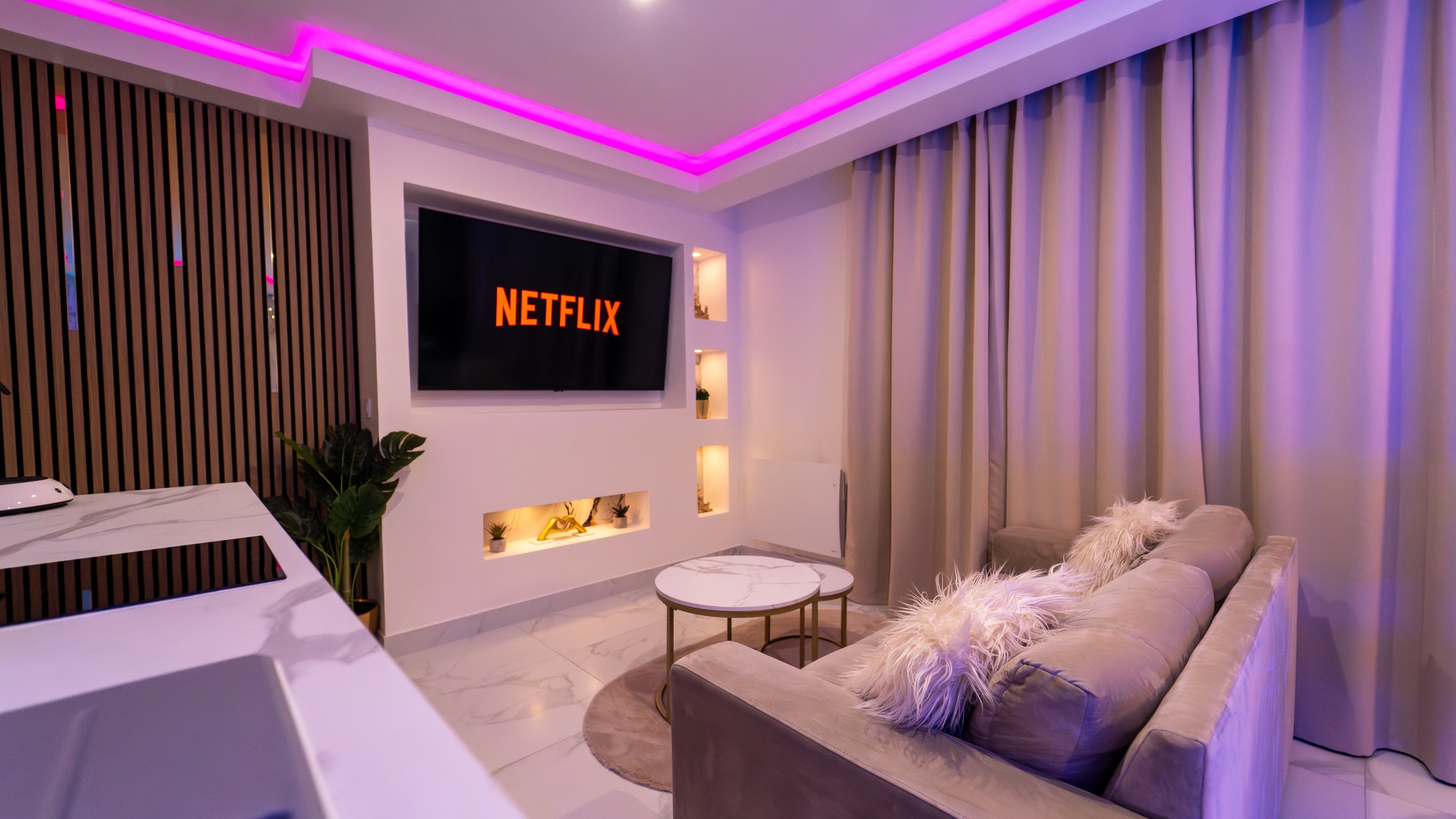 Suite Gold — Salon détente éclairage chaleureux