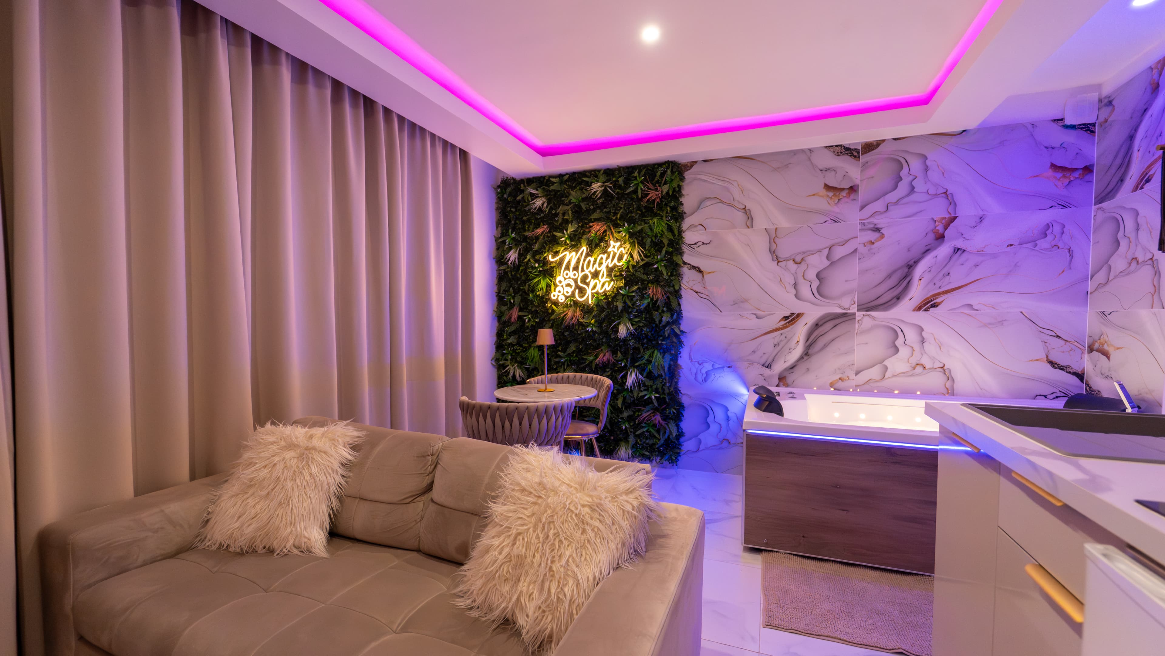 Suite Gold — Salon vue d'ensemble ambiance dorée