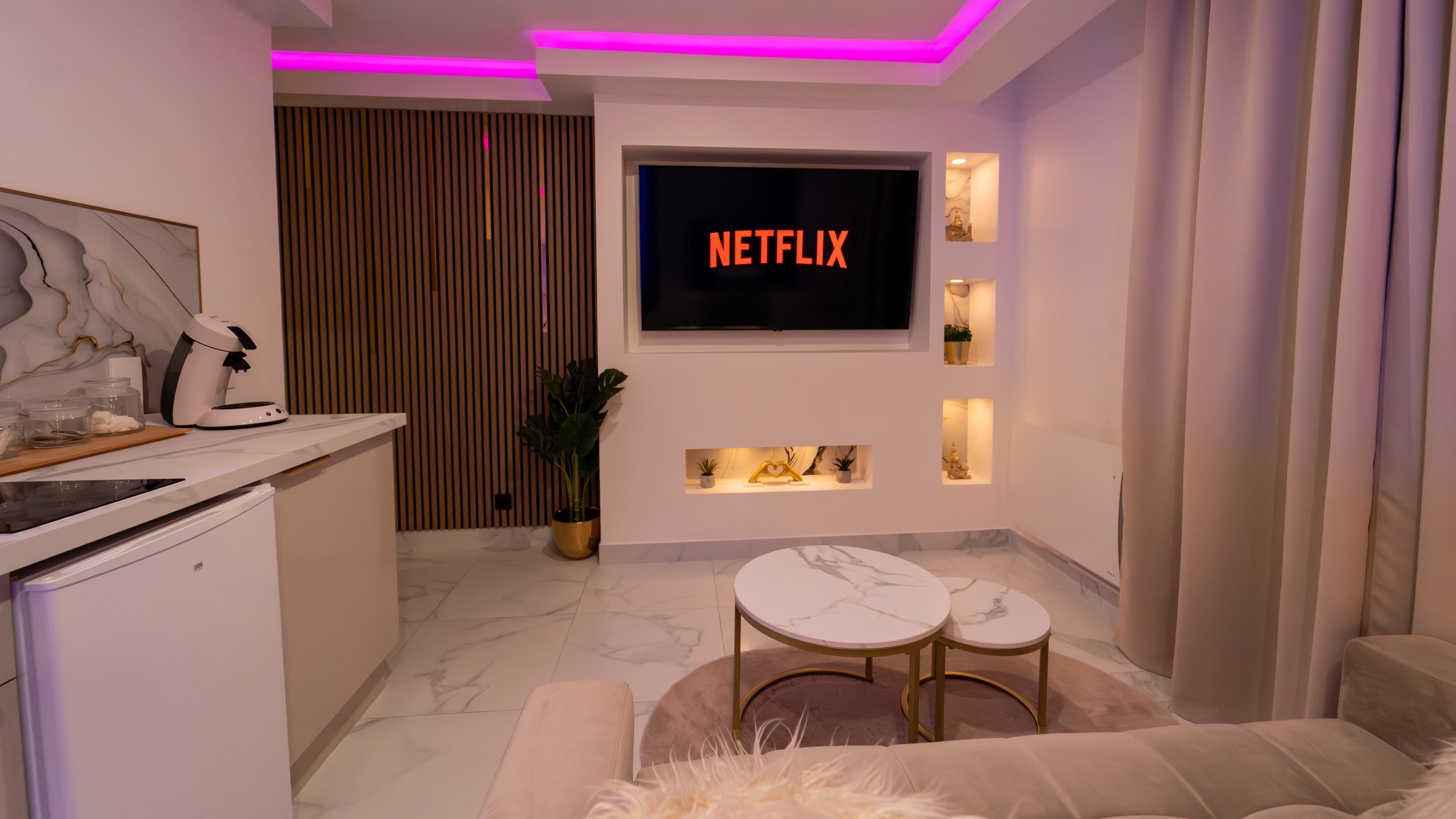 Suite Gold — Salon canapé velours ambiance dorée