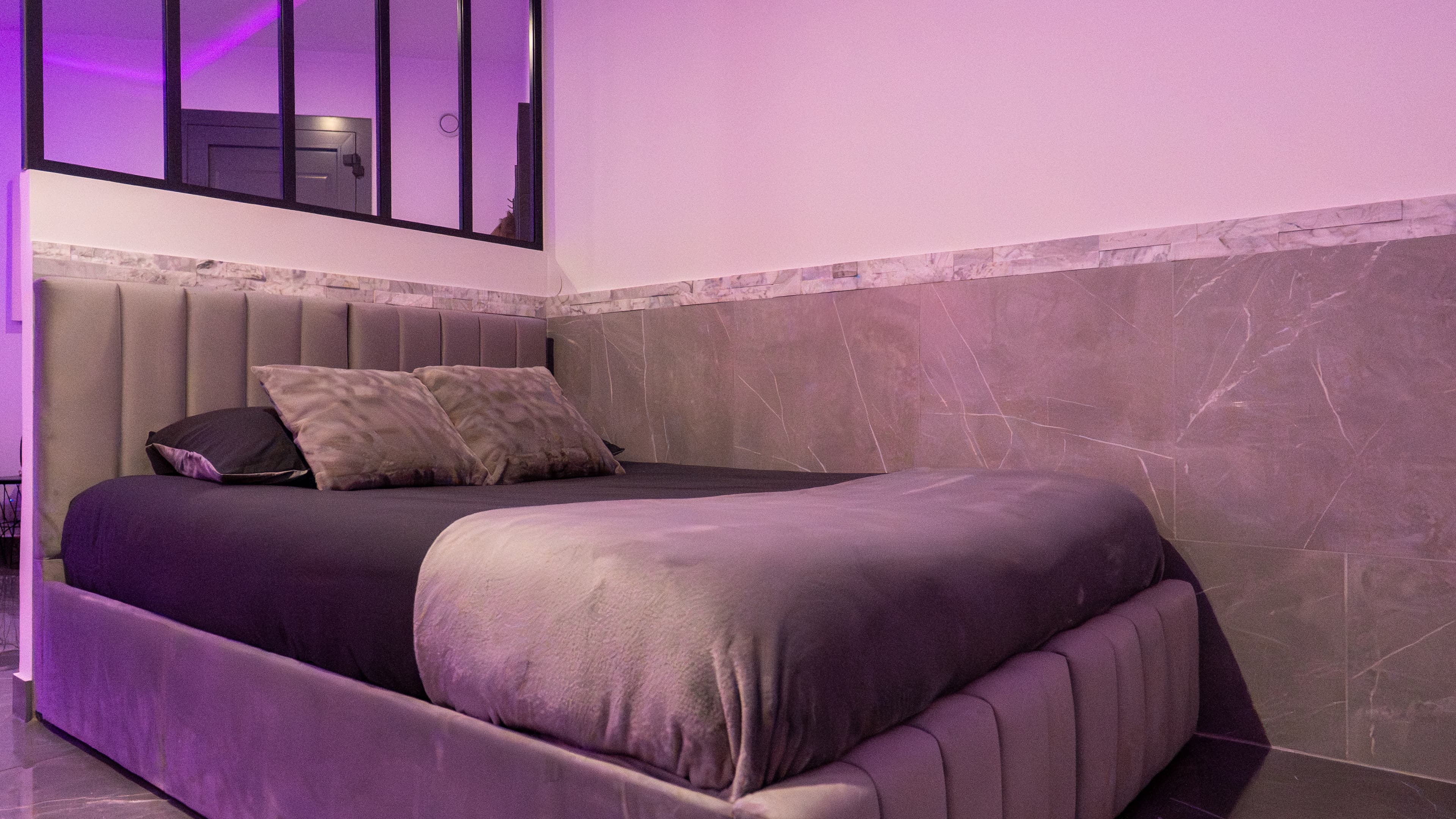 Suite Grey — Chambre lit double verrière industrielle