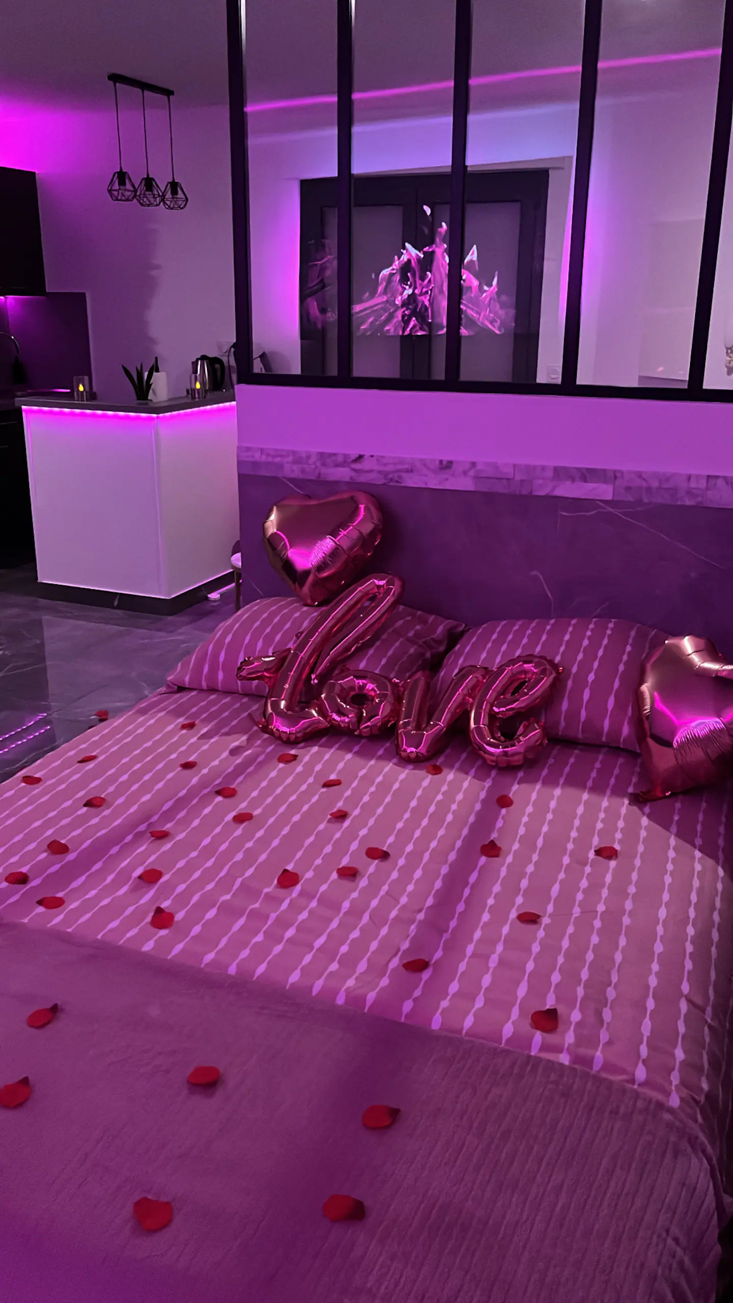 Suite Grey — Chambre ambiance violette spa privatif