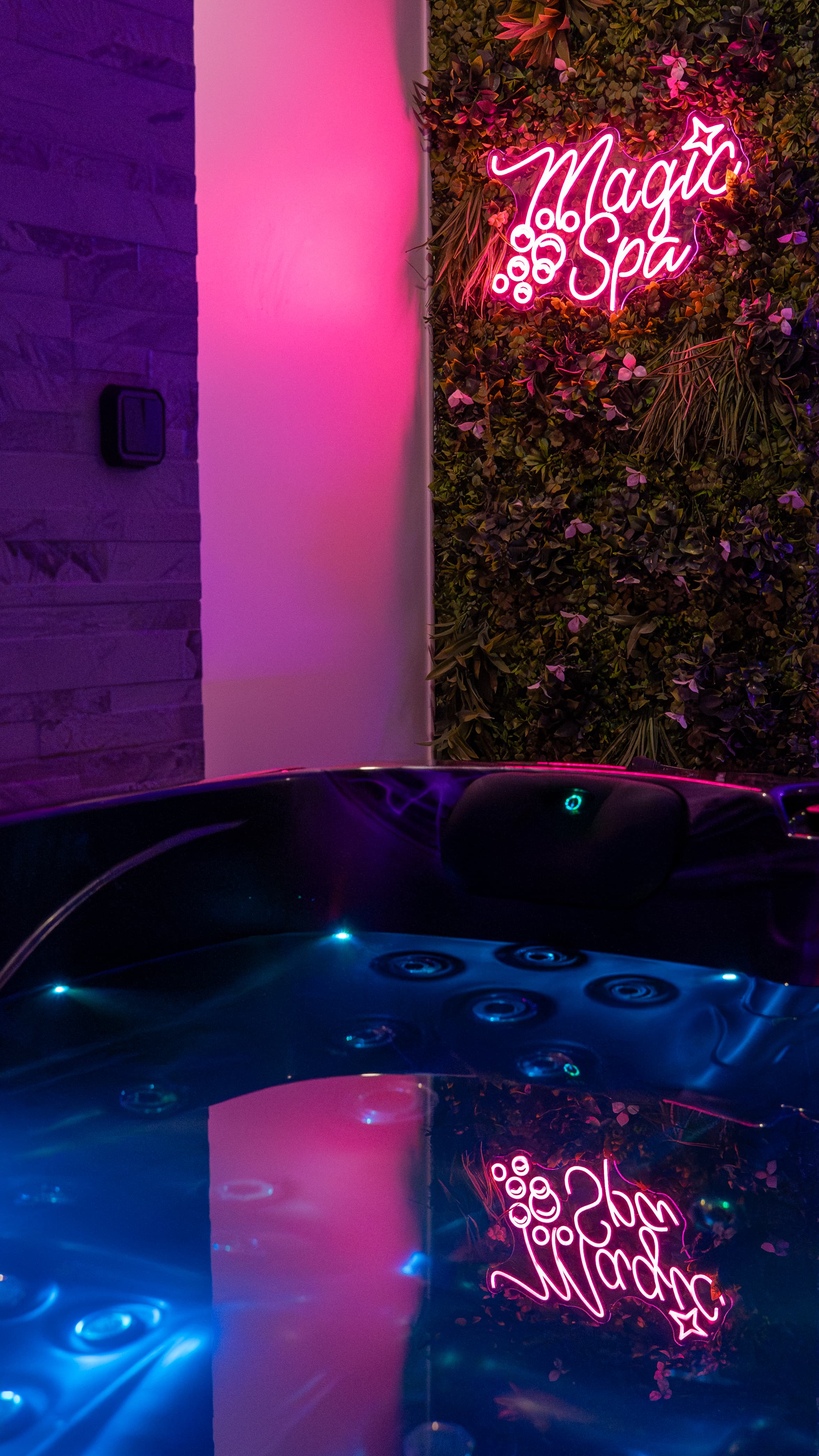 Suite Grey — Jacuzzi privatif ambiance violette