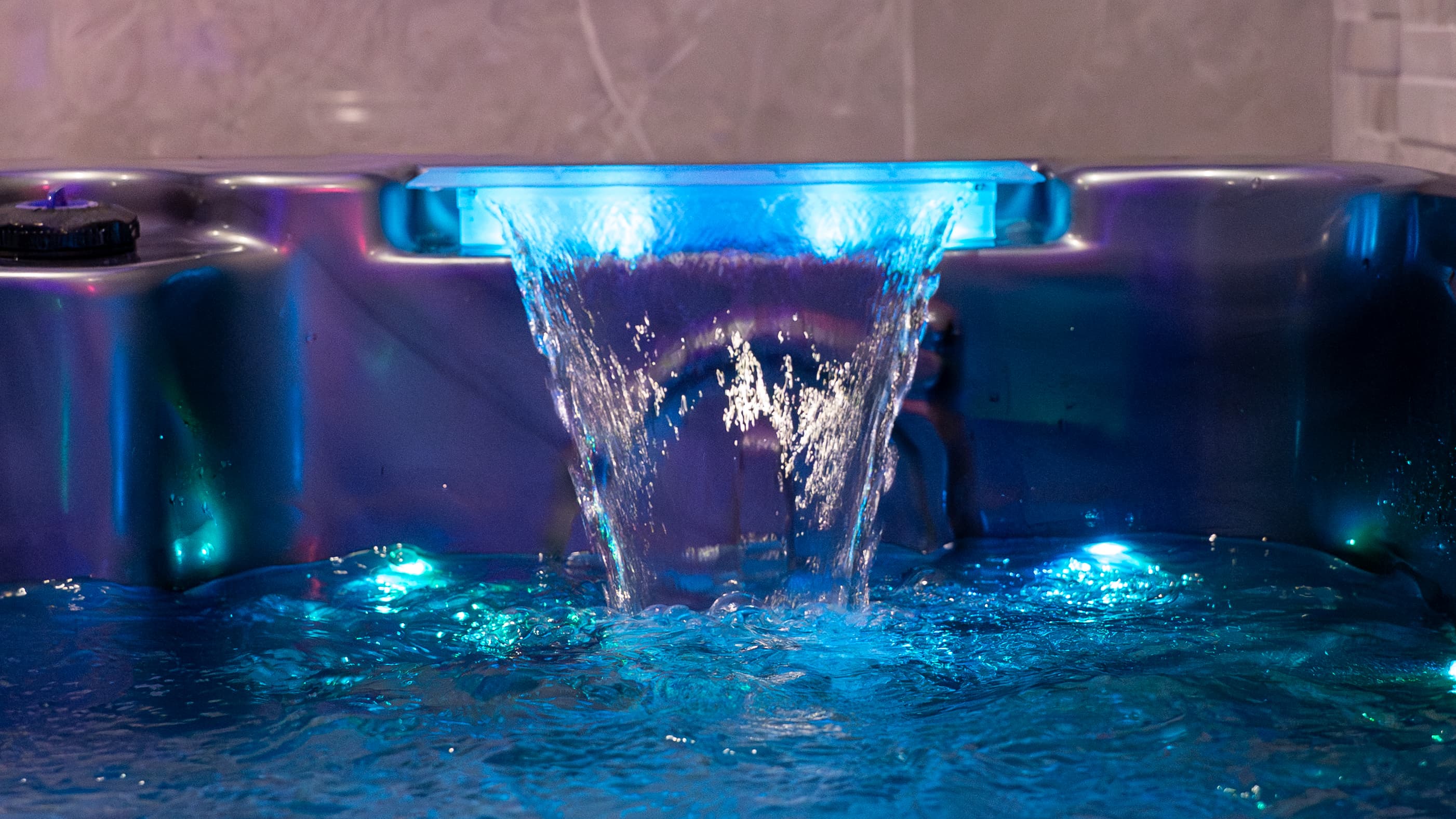 Suite Grey — Jacuzzi privatif vue TV Netflix