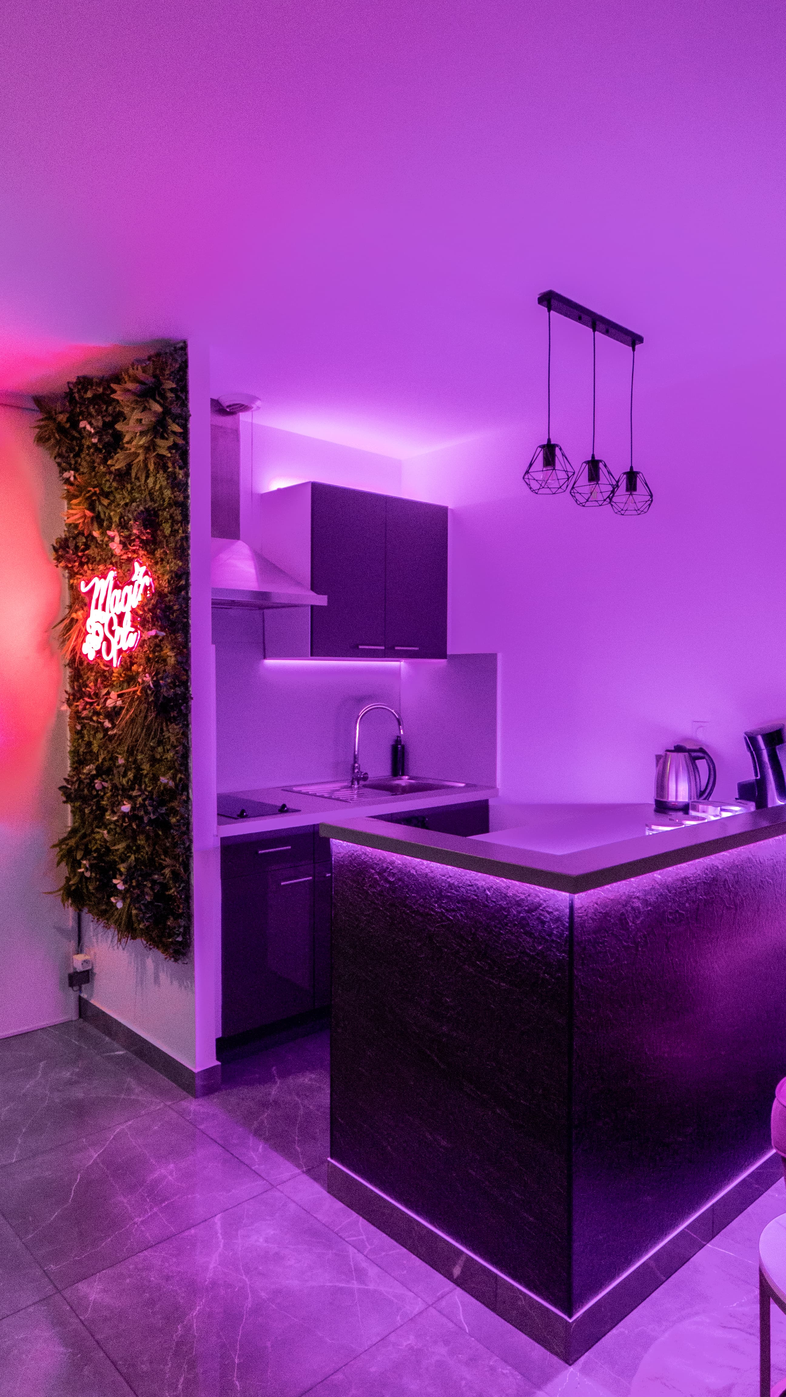 Suite Grey — Kitchenette équipée ambiance violette