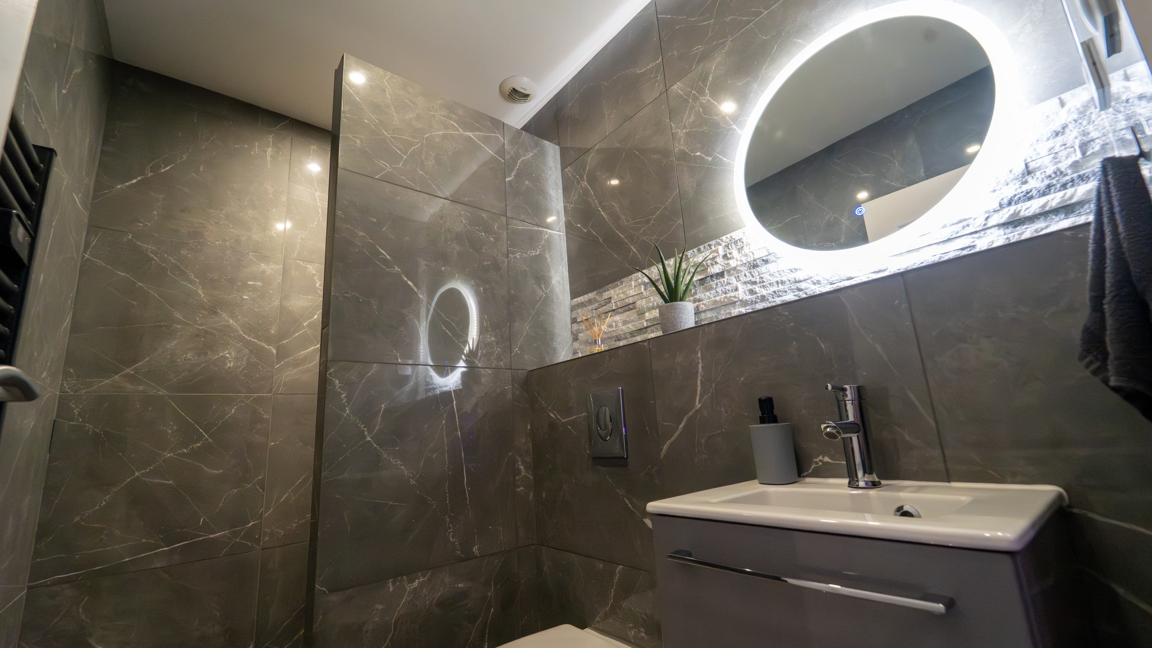 Suite Grey — Salle de bain marbre sombre miroir LED