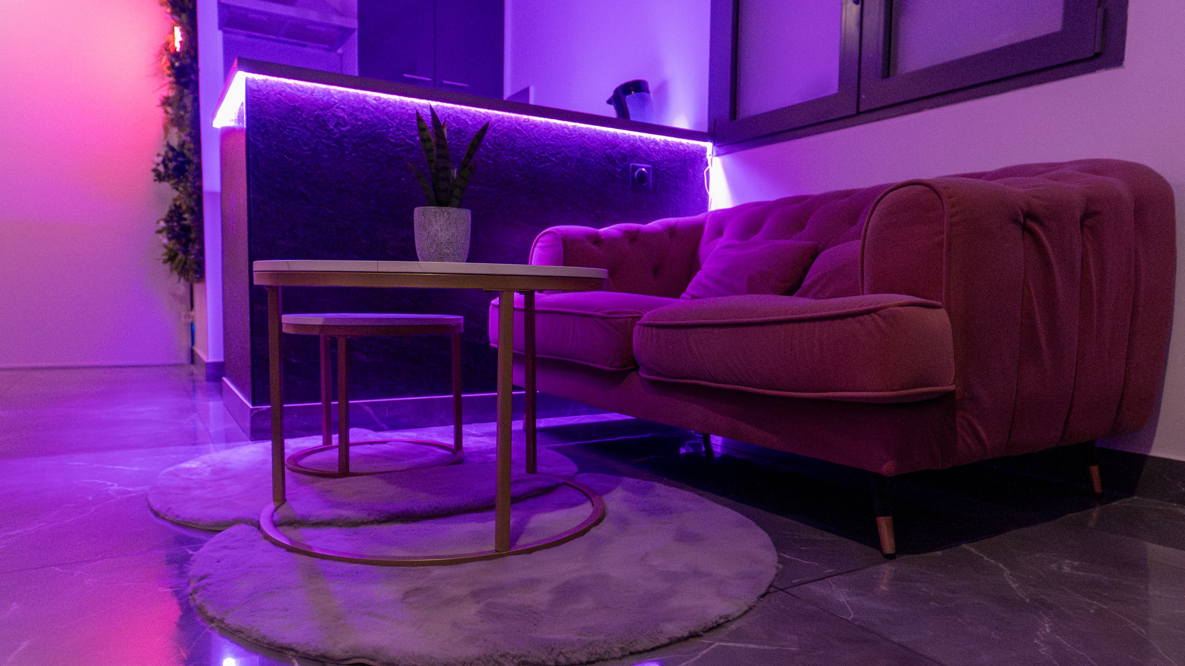 Suite Grey — Salon spa privatif ambiance violette